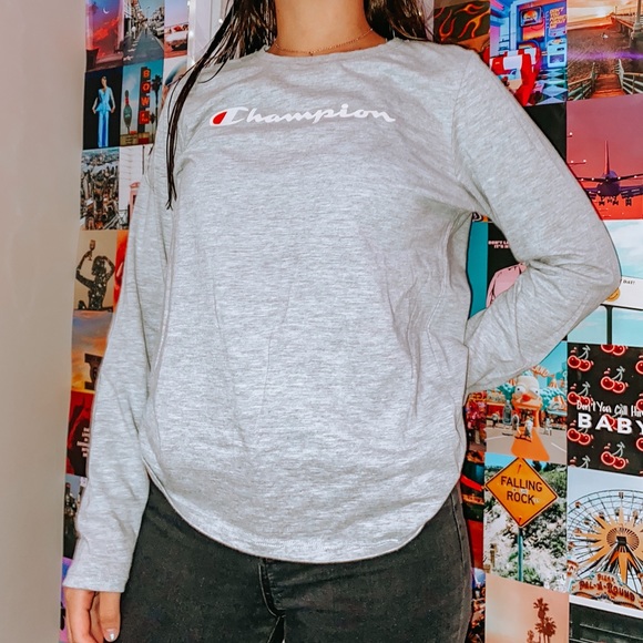 Long sleeve Champion shirt!🤍 - Picture 1 of 5